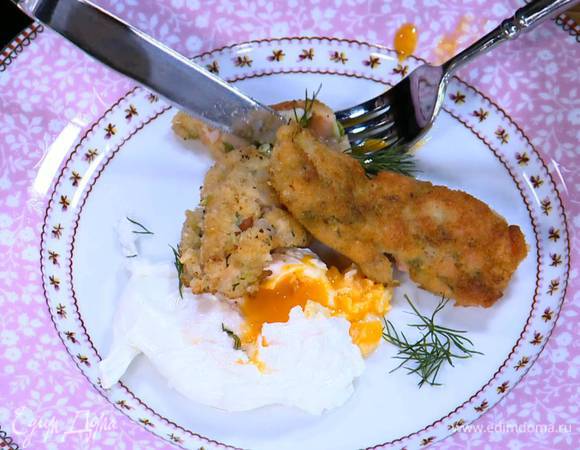 Подавать рыбные пальчики с яйцами пашот.