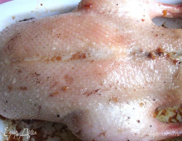 Вынуть утку из духовки. Если у вас есть температурный щуп, воткните его в бедро утки: температура внутри утки должна быть 65-67°C. Дать полежать ей при комнатной температуре минут 25-30. Духовку разогреть до 210°C. Утку смазать со всех сторон выделившимся соком и жиром, затем медом (1 ст.л.).  Отправить в духовку минут на 50 (время приблизительное). В течение всего времени периодически поливать утку выделяющимся соком, перевернуть пару раз.
Через полчаса, как вы ее поставите в духовку, проверьте, проткнув ножом или вилкой, сок должен быть белый. Утка будет румяной, кожа при этом останется мягкой. 
