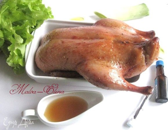 Вынуть из духовки. Дать немного остыть, удалить кулинарную нить. Порезать на порции (кусочки  без костей). Удалить стручок ванили из начинки. Сопроводить утку апельсиновым или другим соусом. 
