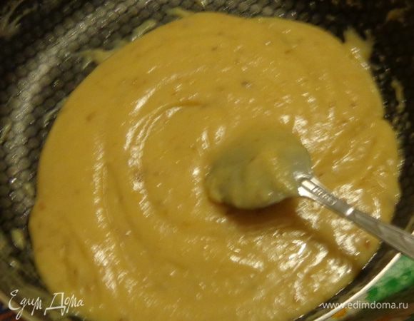 Сделать крем тоффи: растопить масло с сахаром, добавить сгущенку и варить на медленном огне до загустения (после начала кипения минут 5-7). Охладить.