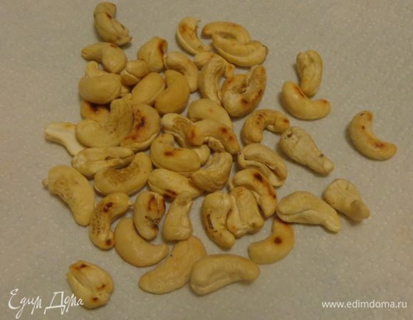 Сделать ганаш: в горячих сливках растопить шоколад, опционно добавить 30 г масла. Обжарить орехи кешью и слегка раздробить.