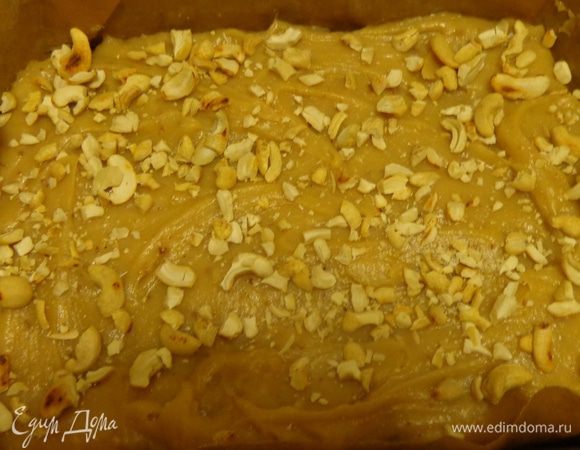 Собрать печенье: на слой теста выложить крем и орехи.