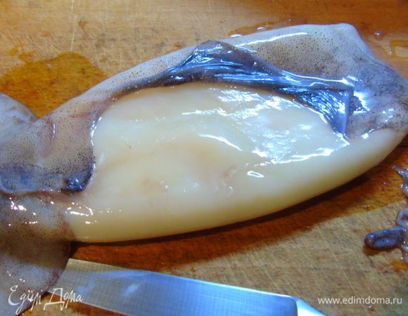 Кальмары очищаем от кожицы, промываем под проточной водой.