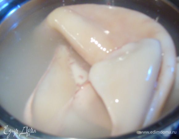 Отвариваем в кипящей воде 1 минуту, до мягкости, время зависит от кальмаров, если маленькие и тоненькие то и 30 сек будет достаточно. Сразу же отправляем под холодную воду. 