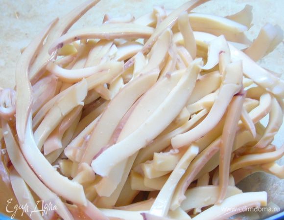 Нарезаем кальмары полосками.