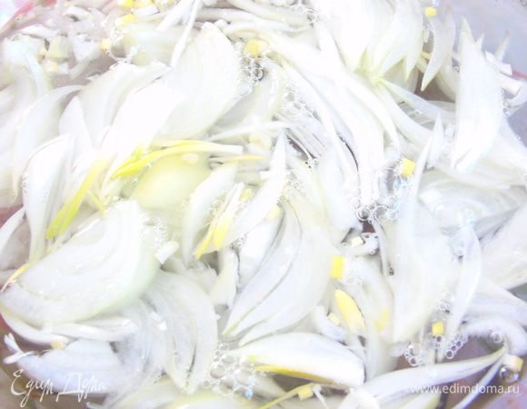 Лук нарезаем полукольцами, присыпаем сахаром, заливаем кипятком и вливаем уксус. Оставляем на 10 минут.