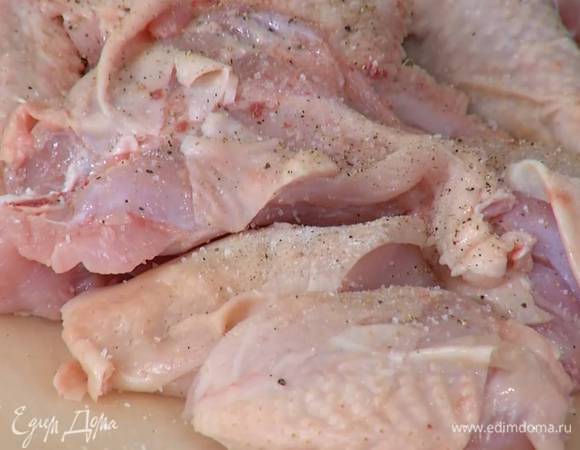 Курицу разрезать на небольшие куски, посолить, поперчить.