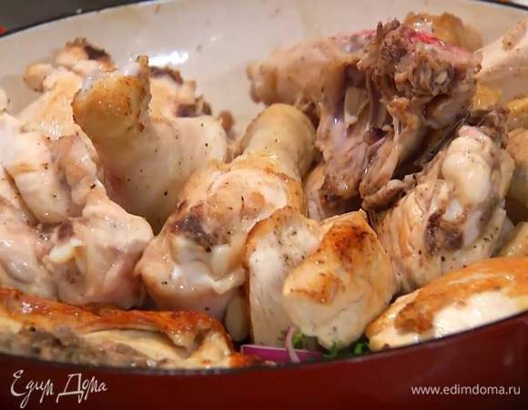 Разогреть в тяжелой сковороде сливочное и оливковое масло, выложить куски курицы кожей вверх и на сильном огне обжаривать со всех сторон до появления золотистой корочки.