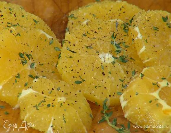 С двух апельсинов срезать кожуру, мякоть нарезать кружками, посыпать листьями с двух веточек тимьяна, посолить и поперчить.