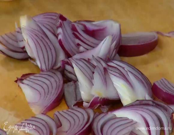 Красный лук почистить и нарезать дольками.