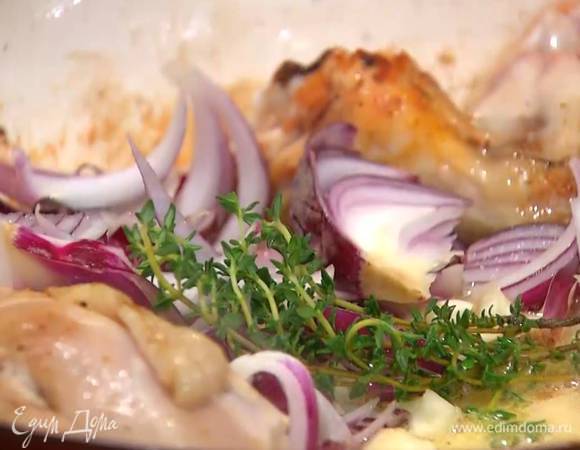 Вынуть из сковороды часть обжаренных кусков курицы, выложить лук, чеснок и оставшиеся веточки тимьяна, все перемешать, обжарить лук с чесноком до золотистого цвета, затем вернуть все куски курицы обратно в сковороду.
