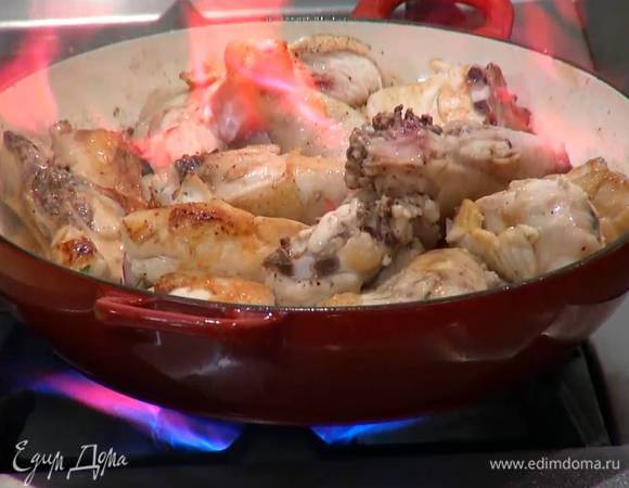 Влить в сковороду с курицей портвейн и дать алкоголю выпариться.