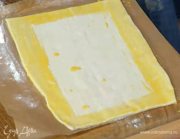 Желток соединить с 1 ч. ложкой молока, посолить, перемешать и смазать бортики теста.