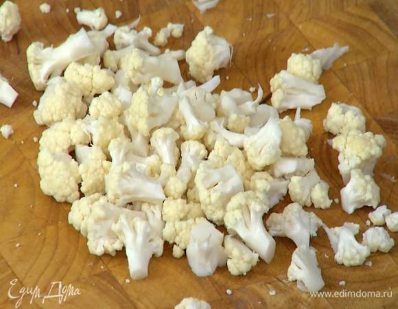 Цветную капусту разобрать на маленькие соцветия, срезать грубые части и опустить на 5 минут в кипящую воду.