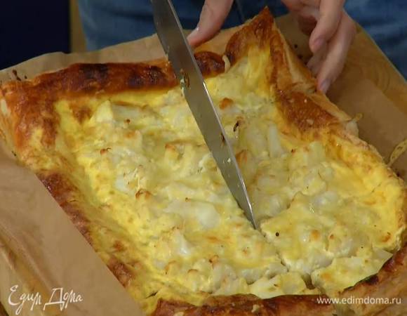 Посыпать начинку оставшимся натертым сыром и выпекать тарт еще 20 минут.