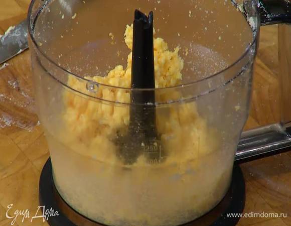 В чаше блендера соединить сахар, желтки, сливочное масло и все взбить.