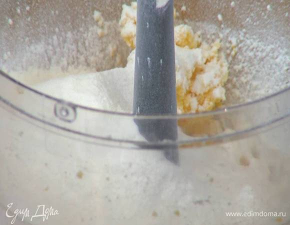 Муку с крахмалом просеять через сито, добавить в блендер, посолить и еще раз все взбить.