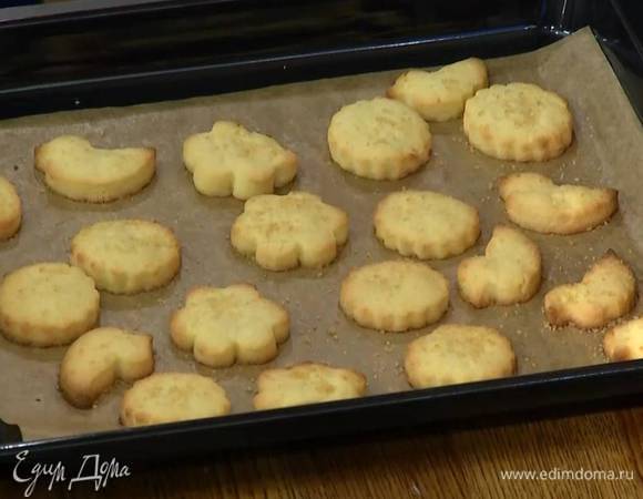 Посыпать печенье коричневым сахаром и выпекать в разогретой духовке 9–10 минут.