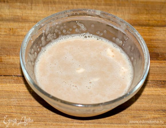 Дрожжи я растёр с ложкой сахара до жидкого состояния.