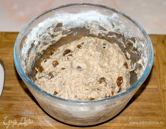 Смешал дрожжи с мукой, оставшимся сахаром и яичным белком.
Бадьян перемолол в кофемолке. Получилось две чайные ложки. Высыпал туда же, добавил изюм и замесил тесто.
Оставил тесто на час. После того, как тесто поднялось, на мелкой тёрке измельчил имбирь и ещё раз вымесил.