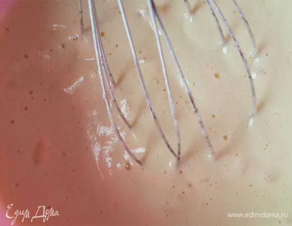 Добавить сахар, взбить. Постепенно добавлять теплую воду, взбивая. Просеять разрыхлитель и муку, перемешать венчиком.