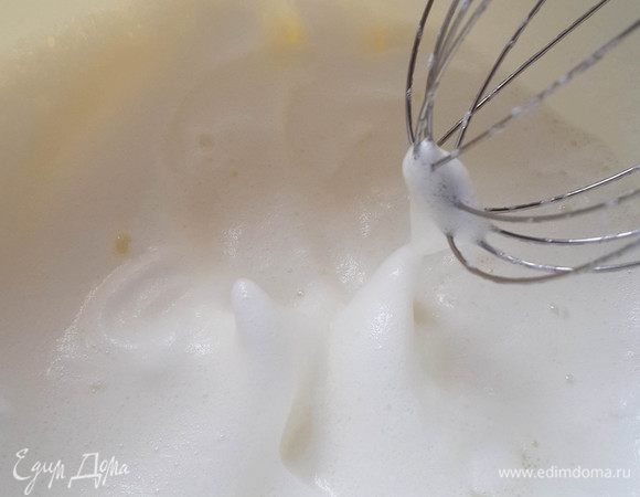 Взбить белок с солью до устойчивых пиков.