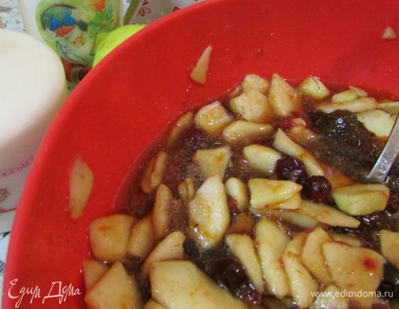 Подготовьте начинку (она может быть любой, на ваш вкус). Яблоки предварительно помойте, обсушите, очистите от кожуры, нарежьте тонкими дольками. Смешайте варенье (у меня абрикосовое), подготовленные яблоки, клюкву. Добавьте корицу и все хорошо перемешайте.