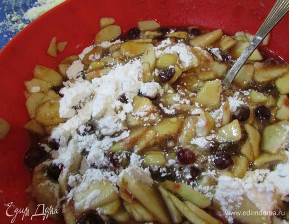 Затем всыпьте крахмал, перемешайте и оставьте на некоторое время настояться.