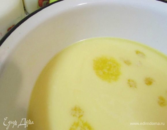 Этим временем приготовьте тесто. Растопите маргарин (пусть немного приостынет).