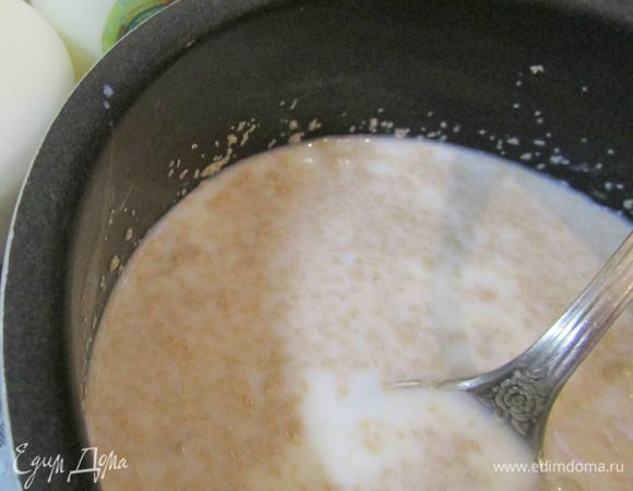 В теплое молоко добавьте сахар и дрожжи (можно использовать свежие — 50 грамм). Дайте им подняться.