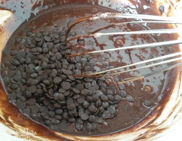 Добавляем шоколадные капли. В оригинальном рецепте шоколадных капель было 180 г. Я использовала только 100 г. Можно добавить или заменить на вяленую вишню или клюкву.
Тесто получается жидким.