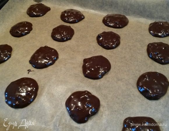 На пергамент выкладываем по чайной ложке теста на расстоянии 2-3 см друг от друга. Выпекаем 15 минут при 180°C.
Готовому печенью даем остыть на противне 10 минут, только потом перекладываем его на решетку. Горячее оно очень хрупкое. 
Приятного чаепития!