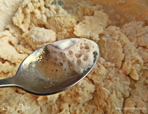 Гасим на ложке соду яблочным уксусом и вливаем в тесто. Замешиваем теперь уже руками тесто, добавив муку, если требуется. Каждый раз разное количество. В этот раз понадобилось 250 г муки. Это зависит от густоты сметаны. 