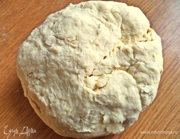 Тесто получается мягкое, но упругое. Отправим колобок теста в холодильник хотя бы на час, а лучше на ночь в плёнке.