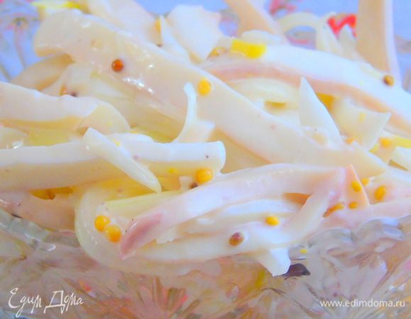 С лука сливаем воду, смешиваем с кальмарами и заправляем. Приятного аппетита!!!