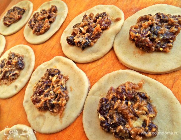 Наносим растёртую начинку на серединку каждого кружочка.