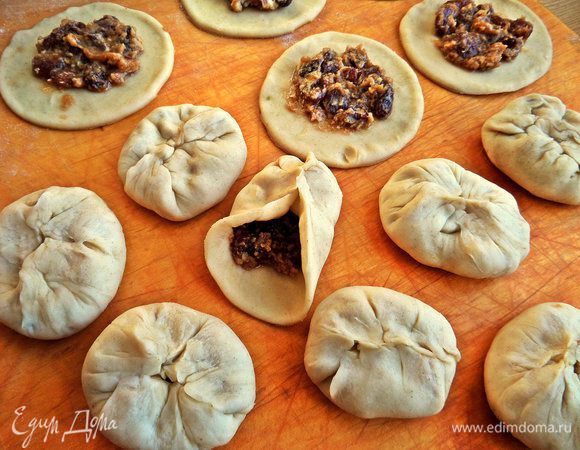 Края смазываем взбитым яйцом и соединяем к центру плотно на манер беляша.