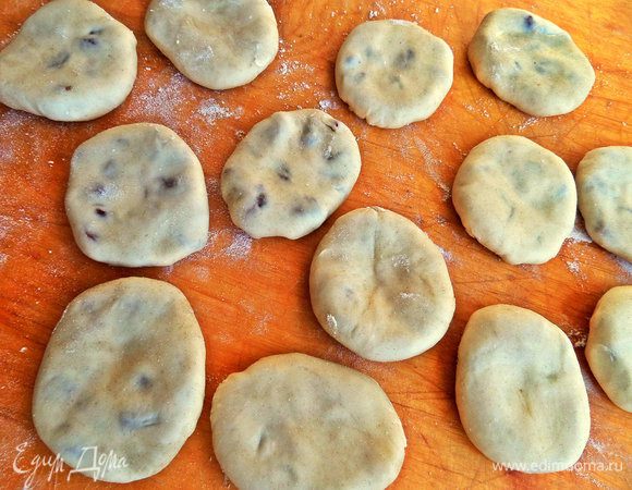 Переворачиваем швом вниз. Шов должен быть крепким, иначе начинка пригорит.