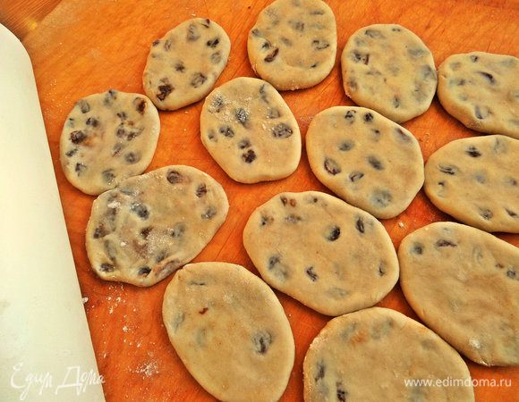 Раскатываем легонько каждую печенюшку, не порвав тесто.