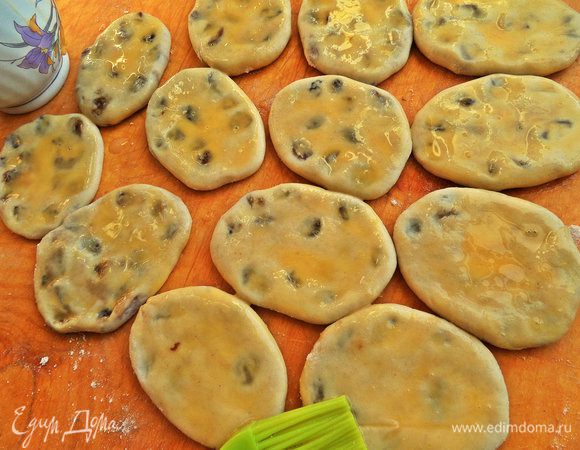 Смазываем верх яйцом.