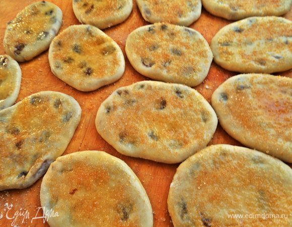 Посыпаем коричневым сахаром.