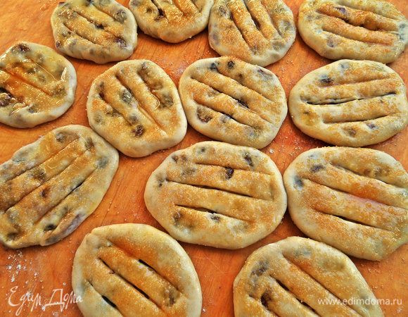 Делаем по три надреза в верхнем слое теста.