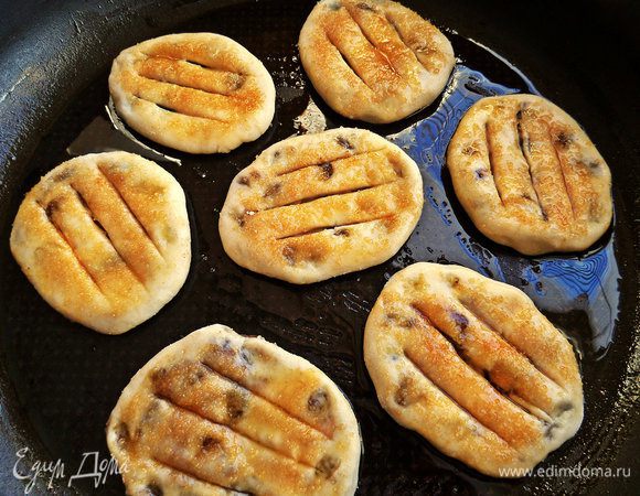 Переносим лопаткой в смазанную форму.