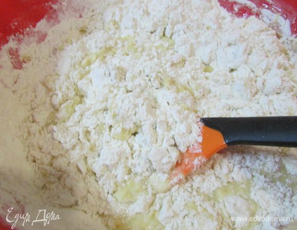 Добавьте муку (17 ст. л. с горкой муки). Хорошо перемешайте. Тесто по консистенции — хорошая домашняя сметана.