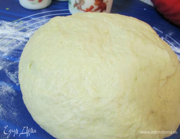 Выложите тесто на разделочную доску, слегка подмесите ещё муки, чтобы тесто не липло к рукам (оно должно быть нежным, поэтому мукой не увлекайтесь).