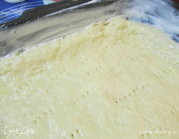 Хорошо смажьте форму для выпечки маргарином. Выложите тесто, формируя бортики. Наколите тесто вилкой и оставьте на 20 минут.