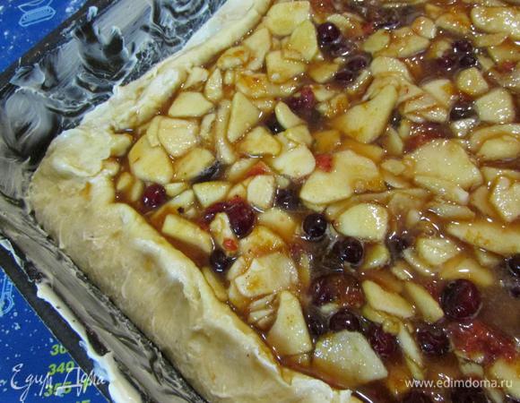 Затем выложите начинку. Поднимите бортики и закрепите в уголках. Так оставьте ещё на 10 минут.