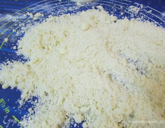 Подготовьте сладкую крошку. Смешайте масло, сахар, муку. Разотрите руками в крошку.