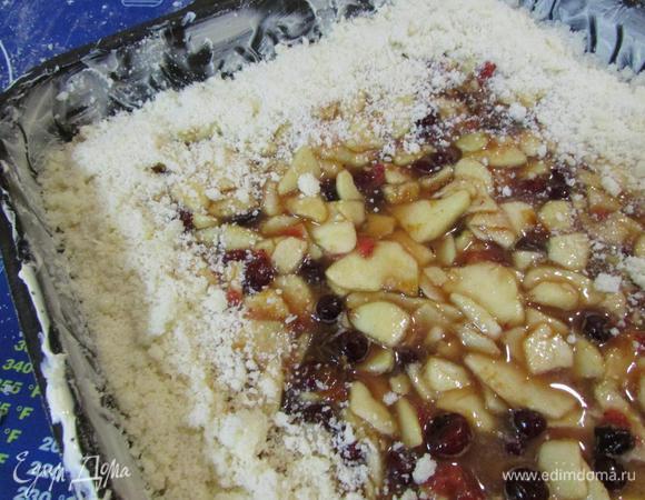 По краям пирог обильно посыпьте крошкой. И отправьте в разогретую духовку (160/180°C). Выпекайте 30 минут. Но для надежности проверьте готовность пирога зубочисткой (тесто не должно липнуть к зубочистке).