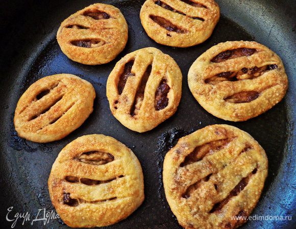 Выпекаем 12-15 минут при 180°C. Печеньки потолще будут дольше печься.